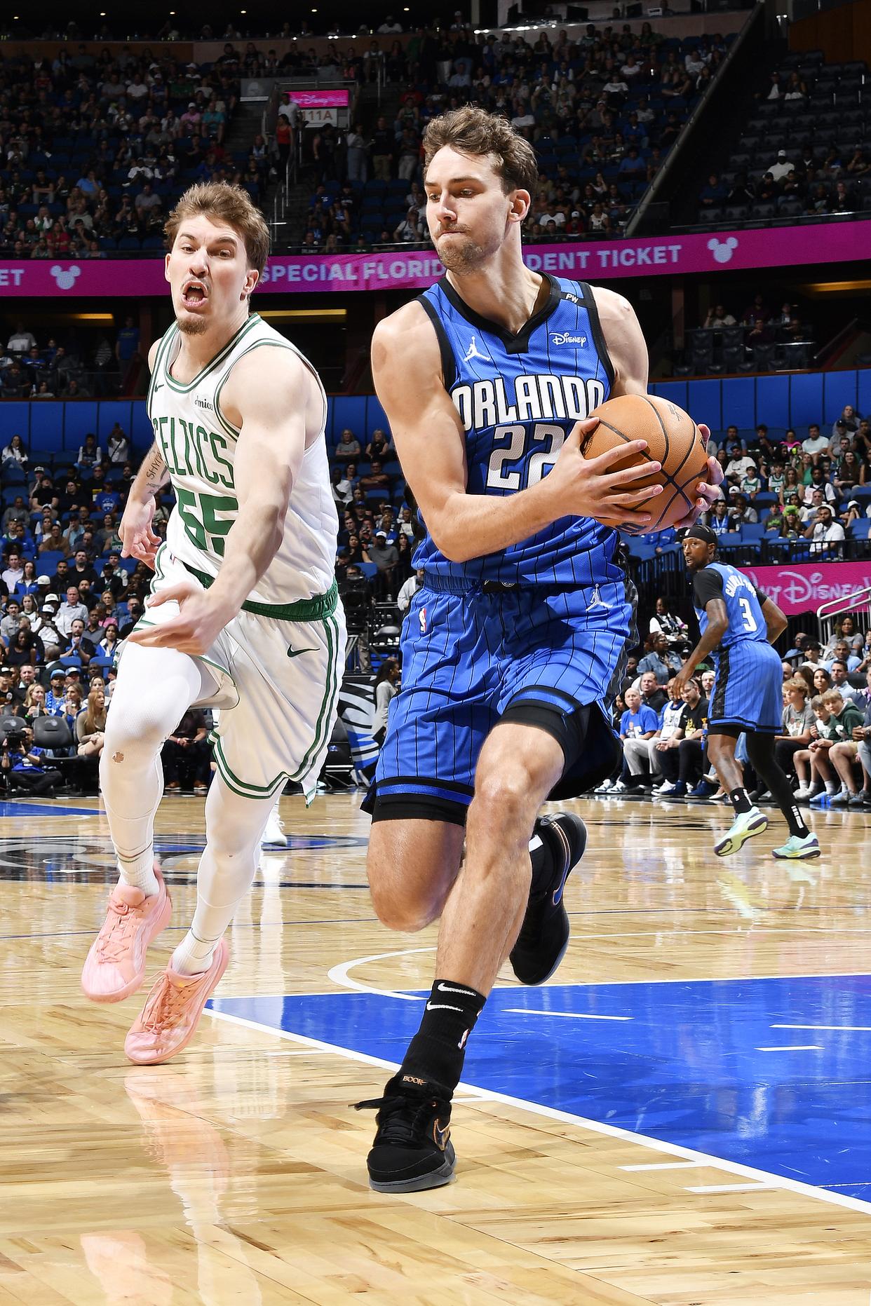 凯尔特人B队逆转澳大利亚男篮，瓦兰丘纳斯制霸全场