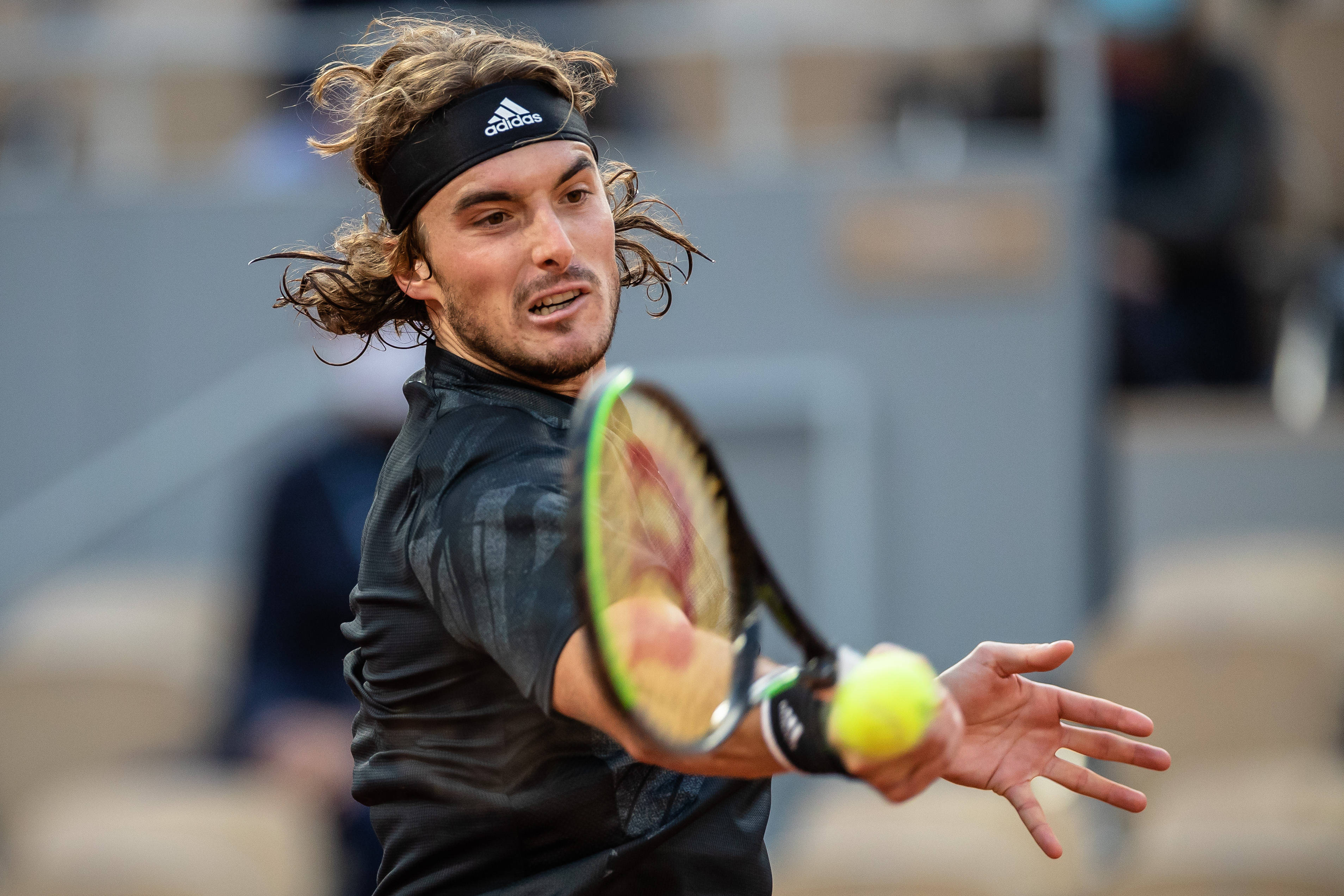 法国网球队逆转西班牙网球队，西西帕斯关键制胜的简单介绍