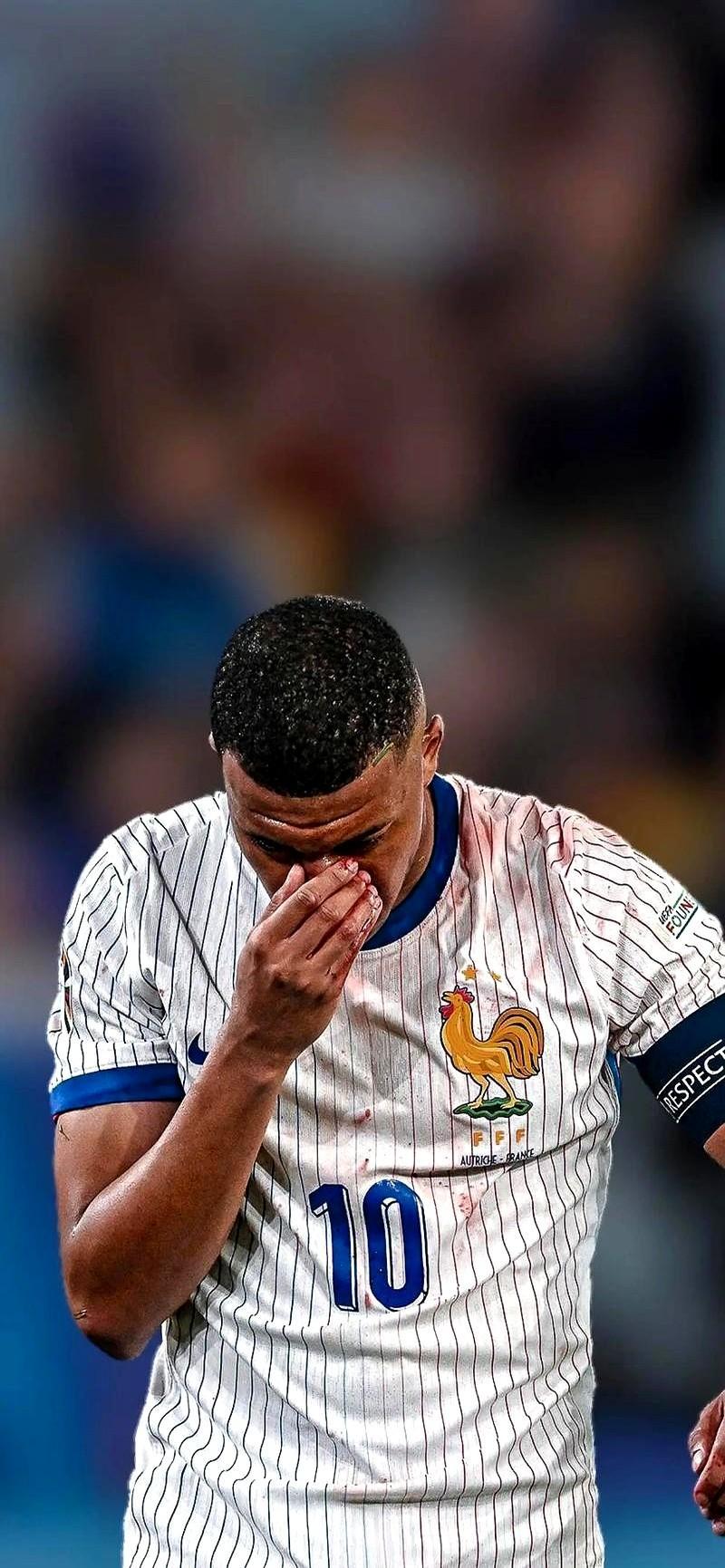 欧洲杯选手赛后落泪,背后故事感人 欧洲杯选手赛后落泪,背后故事感人