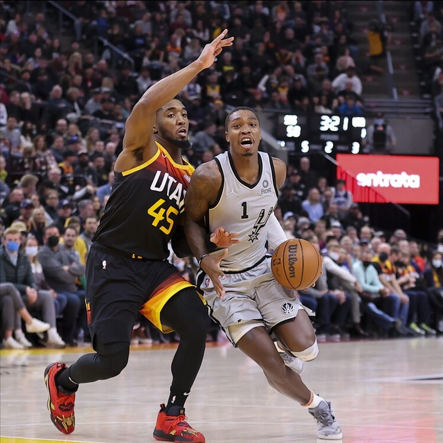 马刺轻取鹈鹕，霍勒迪扛起全队